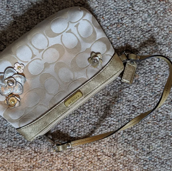 AUTHENTIC Coach Wristlet - Picture 1 of 3
